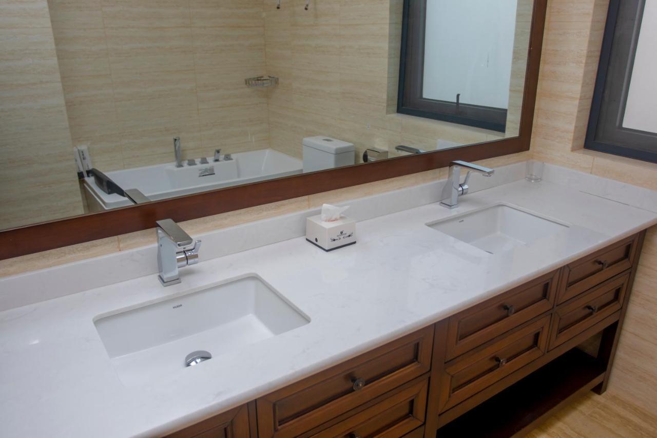 Lark Hotel Dar es Salaam Zewnętrze zdjęcie